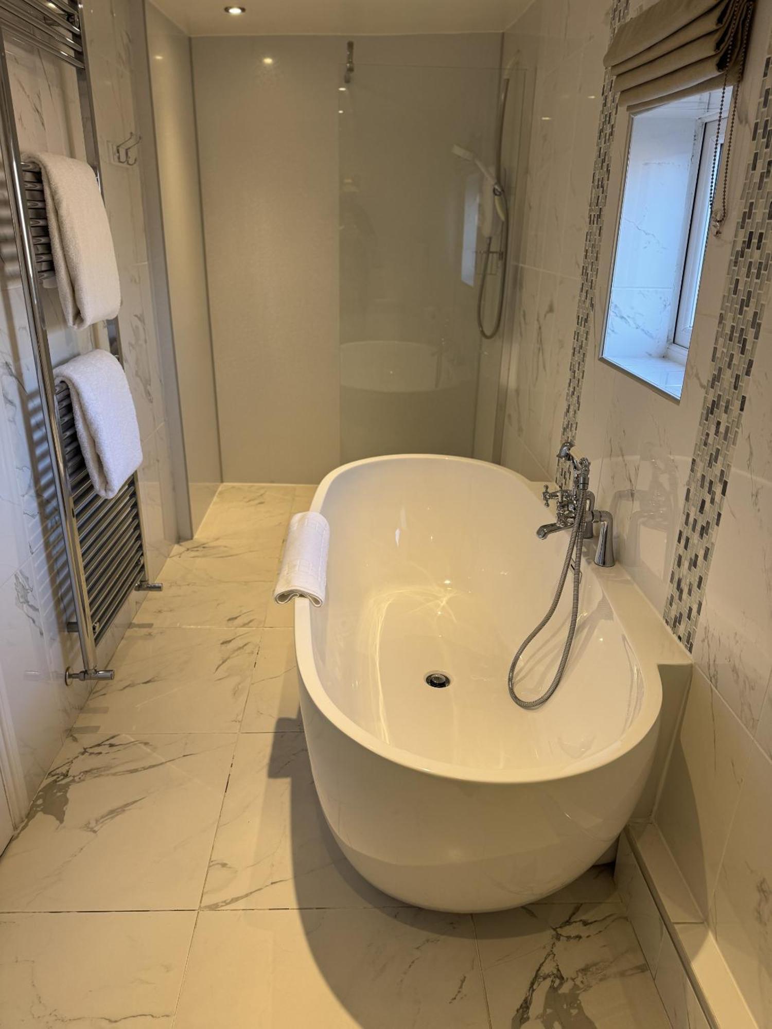 Deluxe Double Room Bath,1769903198:JPEG